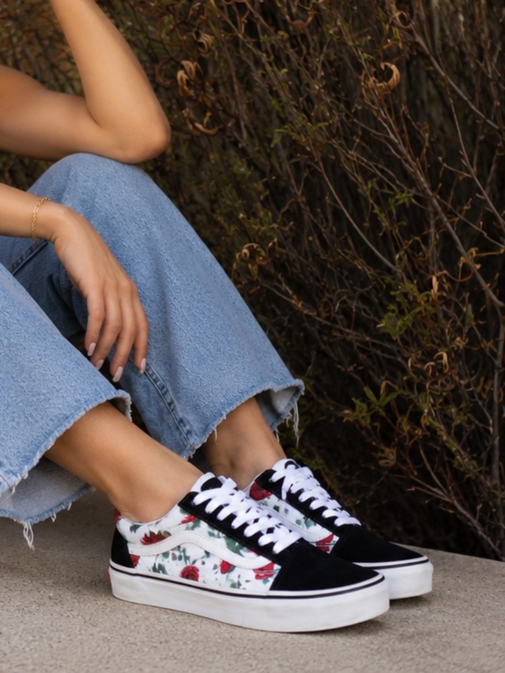 Vans old skool red roses floral women’s size 10.5 skate casual shoes